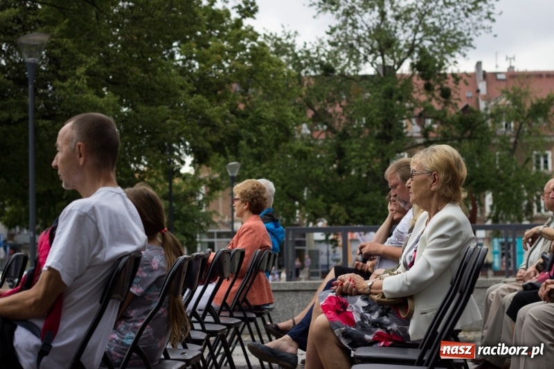 Zdjęcie w galerii na portalu naszraciborz.pl: Recital gitarowy Jana Kudełki na skwerze przy fontannach FOTO i WIDEO wiadomości z regionu