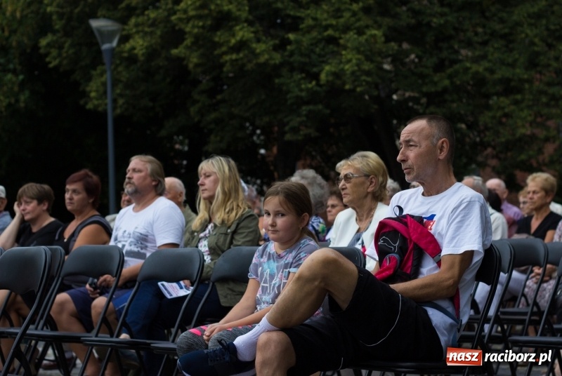 Zdjęcie w galerii na portalu naszraciborz.pl: Recital gitarowy Jana Kudełki na skwerze przy fontannach FOTO i WIDEO wiadomości z regionu