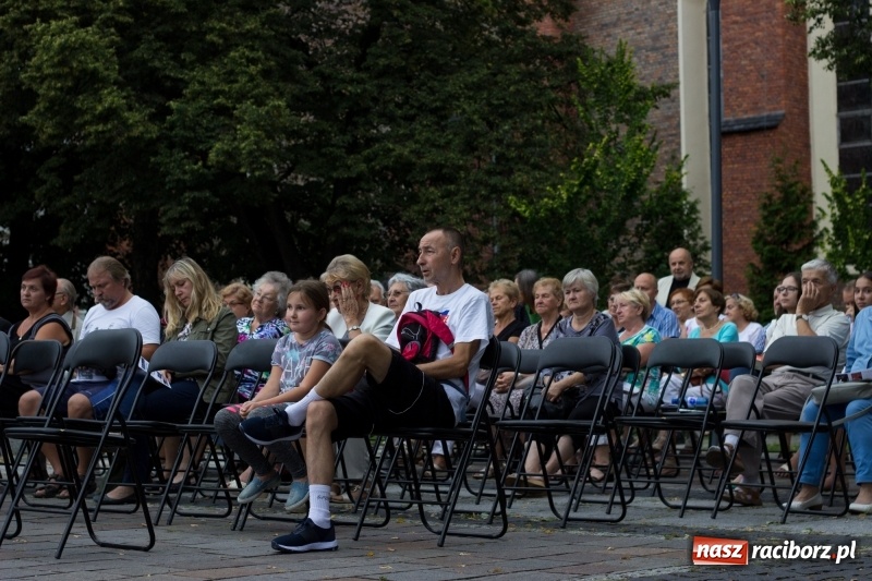 Zdjęcie w galerii na portalu naszraciborz.pl: Recital gitarowy Jana Kudełki na skwerze przy fontannach FOTO i WIDEO wiadomości z regionu