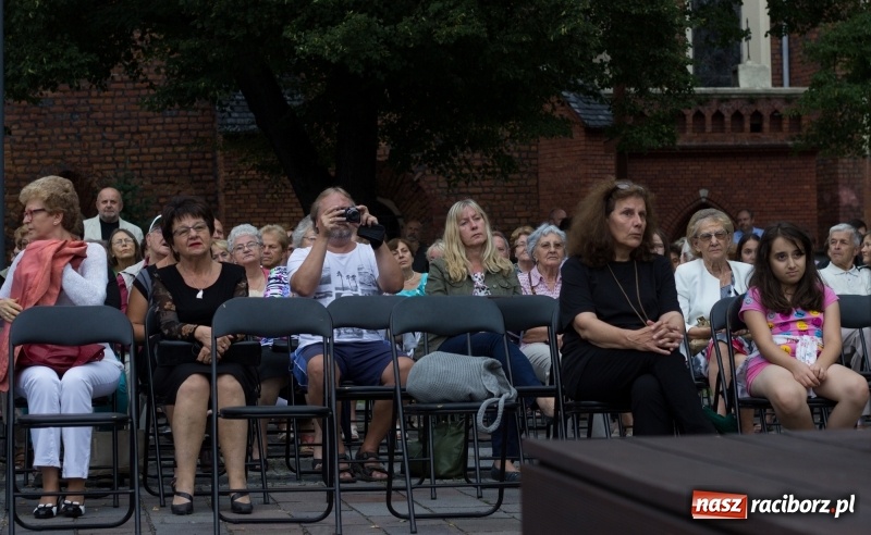 Zdjęcie w galerii na portalu naszraciborz.pl: Recital gitarowy Jana Kudełki na skwerze przy fontannach FOTO i WIDEO wiadomości z regionu