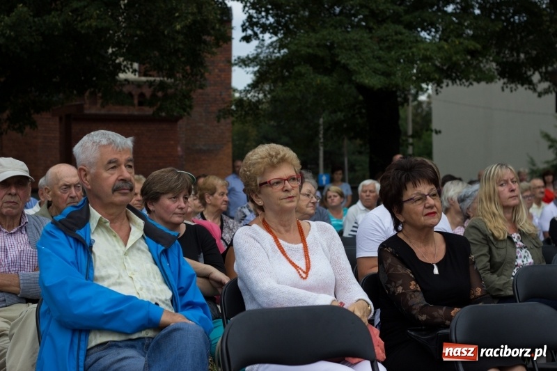 Zdjęcie w galerii na portalu naszraciborz.pl: Recital gitarowy Jana Kudełki na skwerze przy fontannach FOTO i WIDEO wiadomości z regionu