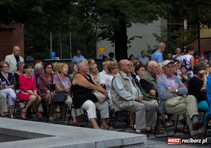 Zdjęcie w galerii na portalu naszraciborz.pl: Recital gitarowy Jana Kudełki na skwerze przy fontannach FOTO i WIDEO wiadomości z regionu