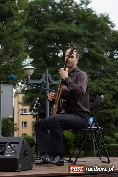 Zdjęcie w galerii na portalu naszraciborz.pl: Recital gitarowy Jana Kudełki na skwerze przy fontannach FOTO i WIDEO wiadomości z regionu