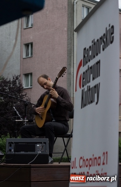 Zdjęcie w galerii na portalu naszraciborz.pl: Recital gitarowy Jana Kudełki na skwerze przy fontannach FOTO i WIDEO wiadomości z regionu