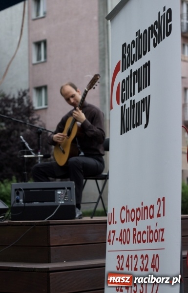 Zdjęcie w galerii na portalu naszraciborz.pl: Recital gitarowy Jana Kudełki na skwerze przy fontannach FOTO i WIDEO wiadomości z regionu
