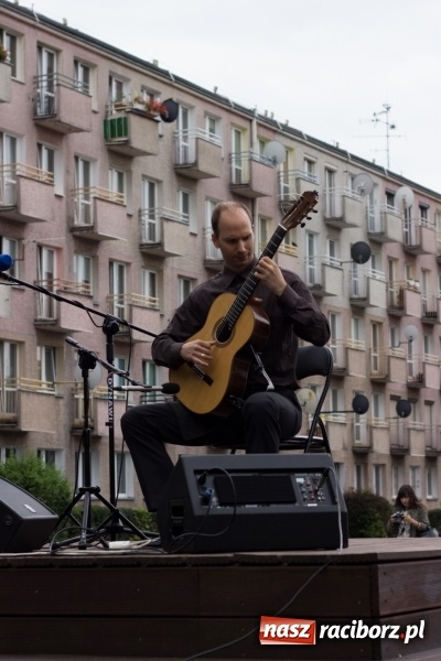 Zdjęcie w galerii na portalu naszraciborz.pl: Recital gitarowy Jana Kudełki na skwerze przy fontannach FOTO i WIDEO wiadomości z regionu