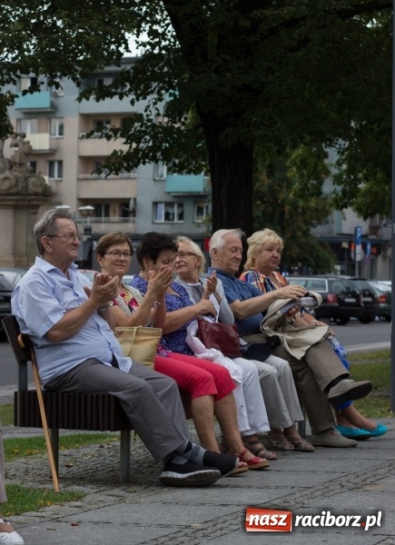 Zdjęcie w galerii na portalu naszraciborz.pl: Recital gitarowy Jana Kudełki na skwerze przy fontannach FOTO i WIDEO wiadomości z regionu