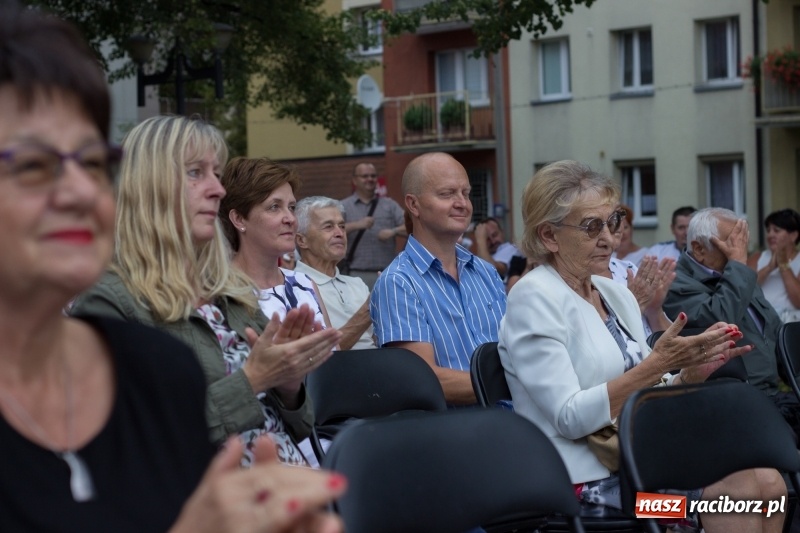 Zdjęcie w galerii na portalu naszraciborz.pl: Recital gitarowy Jana Kudełki na skwerze przy fontannach FOTO i WIDEO wiadomości z regionu