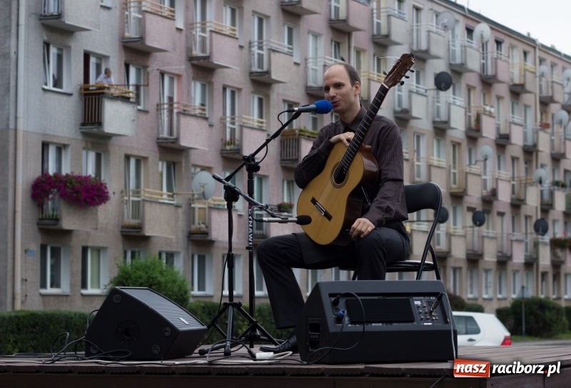 Zdjęcie w galerii na portalu naszraciborz.pl: Recital gitarowy Jana Kudełki na skwerze przy fontannach FOTO i WIDEO wiadomości z regionu
