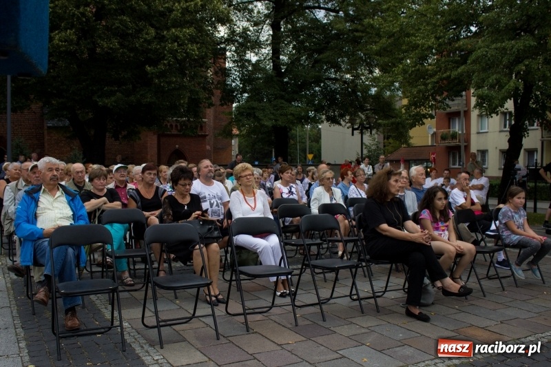 Zdjęcie w galerii na portalu naszraciborz.pl: Recital gitarowy Jana Kudełki na skwerze przy fontannach FOTO i WIDEO wiadomości z regionu