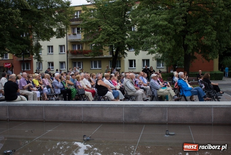 Zdjęcie w galerii na portalu naszraciborz.pl: Recital gitarowy Jana Kudełki na skwerze przy fontannach FOTO i WIDEO wiadomości z regionu