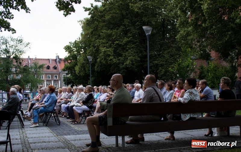 Zdjęcie w galerii na portalu naszraciborz.pl: Recital gitarowy Jana Kudełki na skwerze przy fontannach FOTO i WIDEO wiadomości z regionu