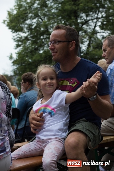 Zdjęcie w galerii na portalu naszraciborz.pl: Recital gitarowy Jana Kudełki na skwerze przy fontannach FOTO i WIDEO wiadomości z regionu