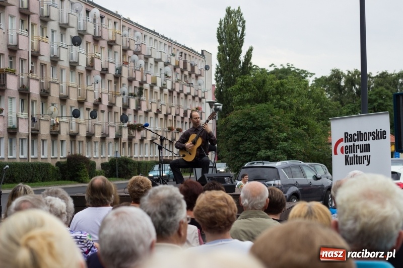 Zdjęcie w galerii na portalu naszraciborz.pl: Recital gitarowy Jana Kudełki na skwerze przy fontannach FOTO i WIDEO wiadomości z regionu