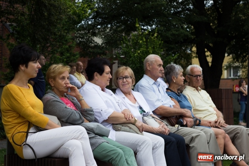 Zdjęcie w galerii na portalu naszraciborz.pl: Recital gitarowy Jana Kudełki na skwerze przy fontannach FOTO i WIDEO wiadomości z regionu