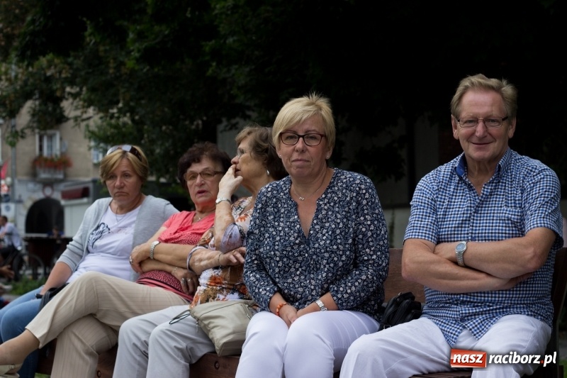 Zdjęcie w galerii na portalu naszraciborz.pl: Recital gitarowy Jana Kudełki na skwerze przy fontannach FOTO i WIDEO wiadomości z regionu