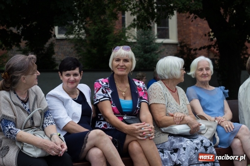 Zdjęcie w galerii na portalu naszraciborz.pl: Recital gitarowy Jana Kudełki na skwerze przy fontannach FOTO i WIDEO wiadomości z regionu