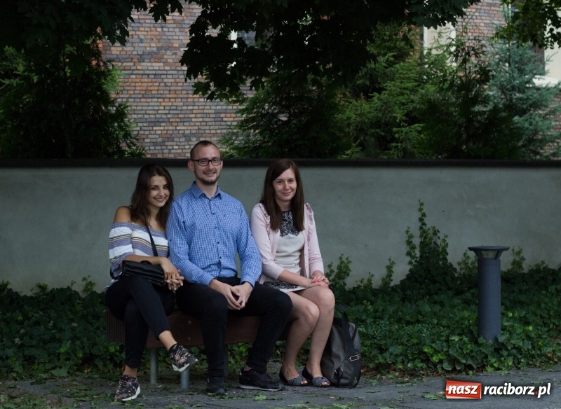 Zdjęcie w galerii na portalu naszraciborz.pl: Recital gitarowy Jana Kudełki na skwerze przy fontannach FOTO i WIDEO wiadomości z regionu