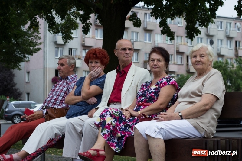 Zdjęcie w galerii na portalu naszraciborz.pl: Recital gitarowy Jana Kudełki na skwerze przy fontannach FOTO i WIDEO wiadomości z regionu