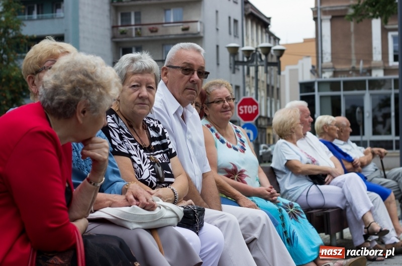 Zdjęcie w galerii na portalu naszraciborz.pl: Recital gitarowy Jana Kudełki na skwerze przy fontannach FOTO i WIDEO wiadomości z regionu