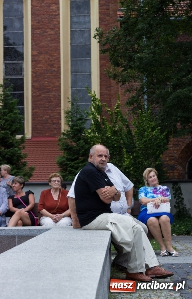 Zdjęcie w galerii na portalu naszraciborz.pl: Recital gitarowy Jana Kudełki na skwerze przy fontannach FOTO i WIDEO wiadomości z regionu