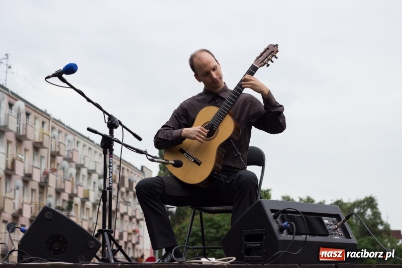 Zdjęcie w galerii na portalu naszraciborz.pl: Recital gitarowy Jana Kudełki na skwerze przy fontannach FOTO i WIDEO wiadomości z regionu