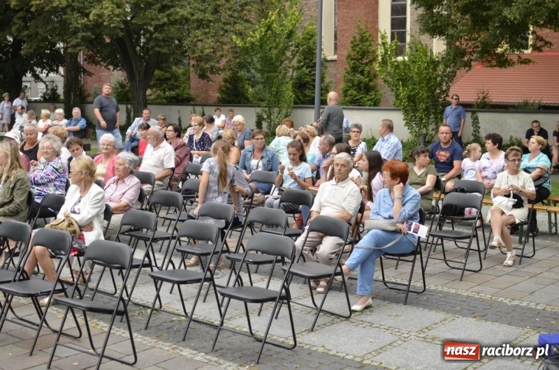 Zdjęcie w galerii na portalu naszraciborz.pl: Recital gitarowy Jana Kudełki na skwerze przy fontannach FOTO i WIDEO wiadomości z regionu