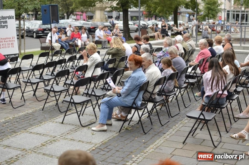 Zdjęcie w galerii na portalu naszraciborz.pl: Recital gitarowy Jana Kudełki na skwerze przy fontannach FOTO i WIDEO wiadomości z regionu