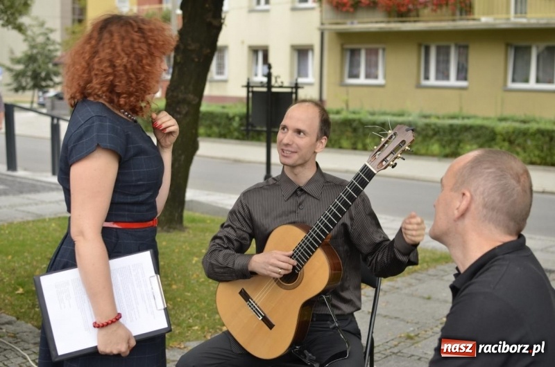 Zdjęcie w galerii na portalu naszraciborz.pl: Recital gitarowy Jana Kudełki na skwerze przy fontannach FOTO i WIDEO wiadomości z regionu