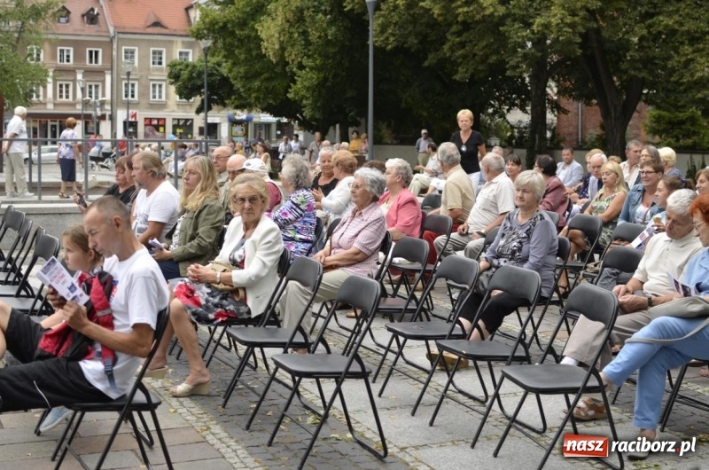 Zdjęcie w galerii na portalu naszraciborz.pl: Recital gitarowy Jana Kudełki na skwerze przy fontannach FOTO i WIDEO wiadomości z regionu