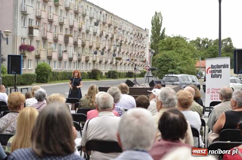 Zdjęcie w galerii na portalu naszraciborz.pl: Recital gitarowy Jana Kudełki na skwerze przy fontannach FOTO i WIDEO wiadomości z regionu