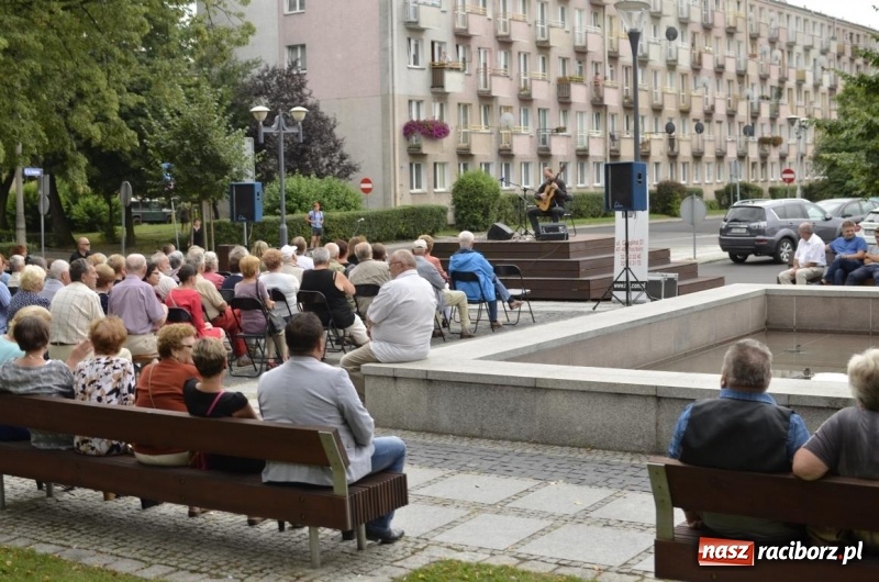 Zdjęcie w galerii na portalu naszraciborz.pl: Recital gitarowy Jana Kudełki na skwerze przy fontannach FOTO i WIDEO wiadomości z regionu