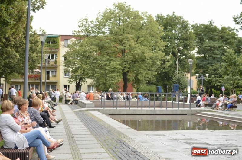 Zdjęcie w galerii na portalu naszraciborz.pl: Recital gitarowy Jana Kudełki na skwerze przy fontannach FOTO i WIDEO wiadomości z regionu