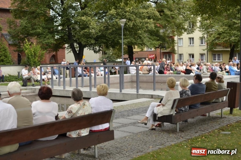 Zdjęcie w galerii na portalu naszraciborz.pl: Recital gitarowy Jana Kudełki na skwerze przy fontannach FOTO i WIDEO wiadomości z regionu