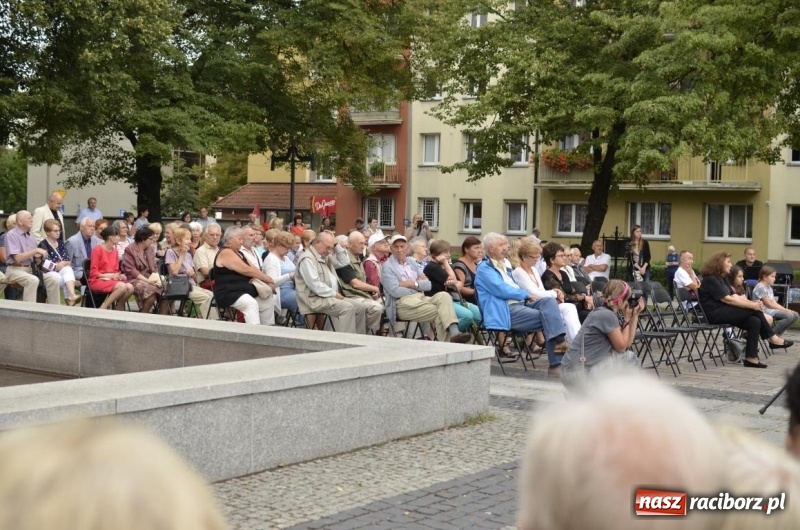 Zdjęcie w galerii na portalu naszraciborz.pl: Recital gitarowy Jana Kudełki na skwerze przy fontannach FOTO i WIDEO wiadomości z regionu