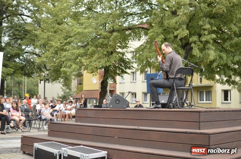 Zdjęcie w galerii na portalu naszraciborz.pl: Recital gitarowy Jana Kudełki na skwerze przy fontannach FOTO i WIDEO wiadomości z regionu