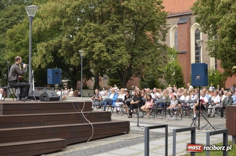 Zdjęcie w galerii na portalu naszraciborz.pl: Recital gitarowy Jana Kudełki na skwerze przy fontannach FOTO i WIDEO wiadomości z regionu