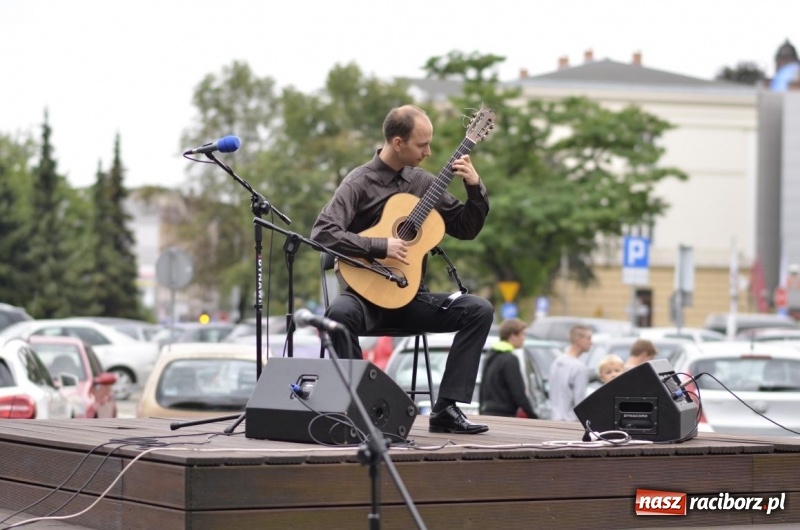 Zdjęcie w galerii na portalu naszraciborz.pl: Recital gitarowy Jana Kudełki na skwerze przy fontannach FOTO i WIDEO wiadomości z regionu