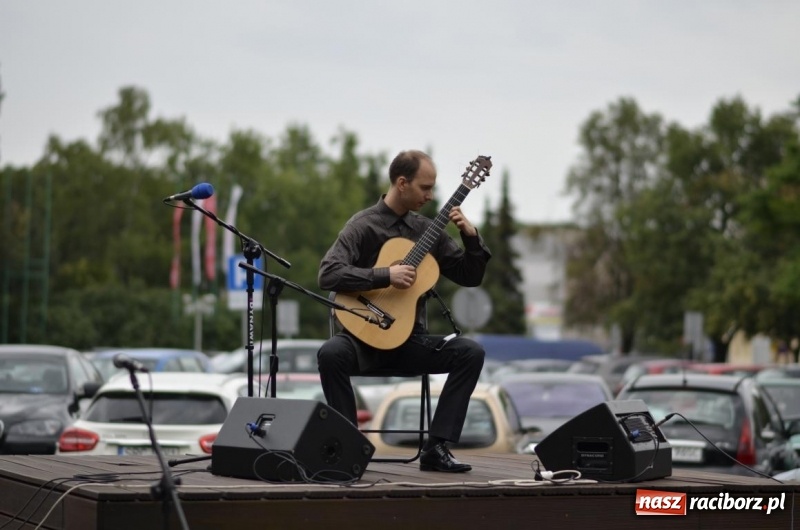 Zdjęcie w galerii na portalu naszraciborz.pl: Recital gitarowy Jana Kudełki na skwerze przy fontannach FOTO i WIDEO wiadomości z regionu