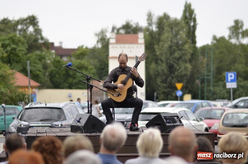 Zdjęcie w galerii na portalu naszraciborz.pl: Recital gitarowy Jana Kudełki na skwerze przy fontannach FOTO i WIDEO wiadomości z regionu