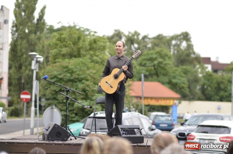 Zdjęcie w galerii na portalu naszraciborz.pl: Recital gitarowy Jana Kudełki na skwerze przy fontannach FOTO i WIDEO wiadomości z regionu