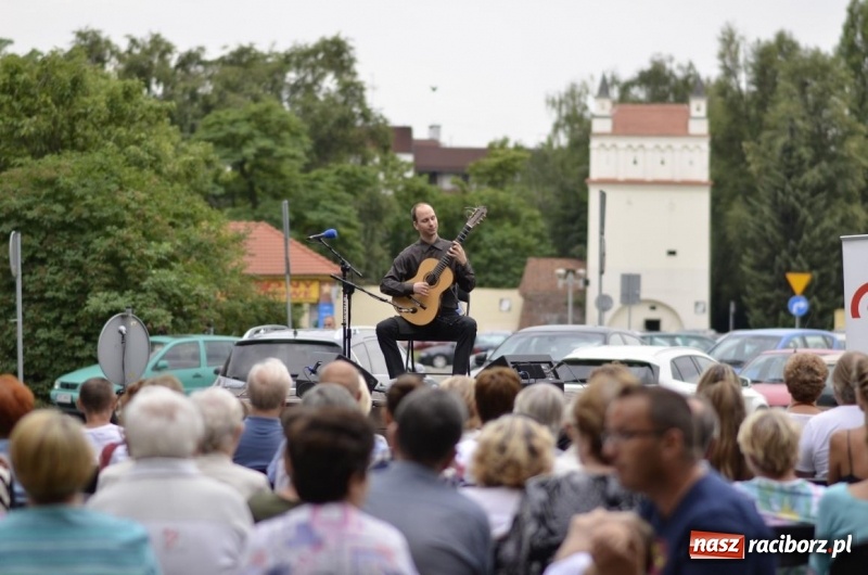 Zdjęcie w galerii na portalu naszraciborz.pl: Recital gitarowy Jana Kudełki na skwerze przy fontannach FOTO i WIDEO wiadomości z regionu