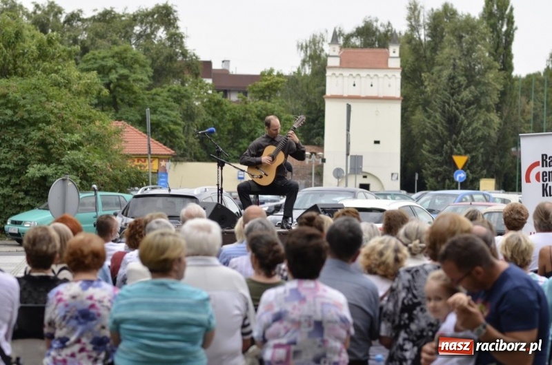 Zdjęcie w galerii na portalu naszraciborz.pl: Recital gitarowy Jana Kudełki na skwerze przy fontannach FOTO i WIDEO wiadomości z regionu