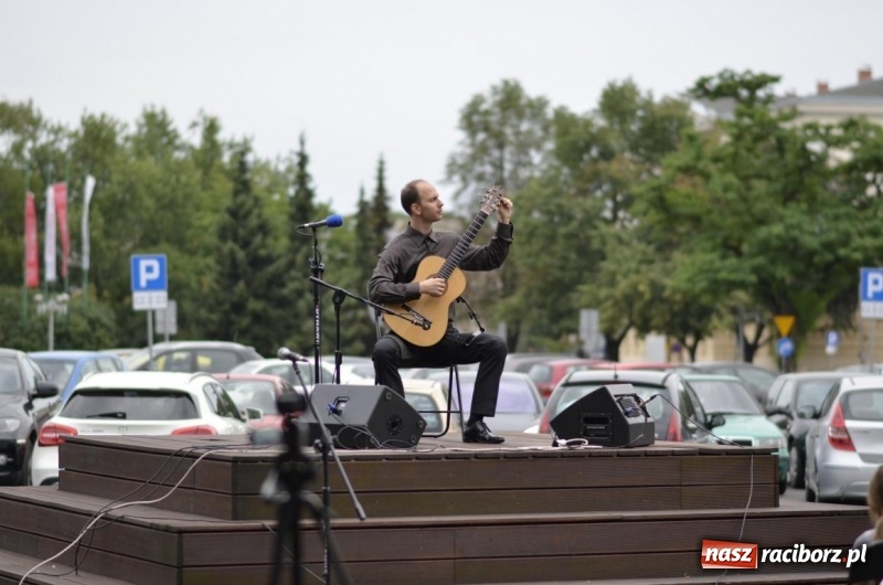 Zdjęcie w galerii na portalu naszraciborz.pl: Recital gitarowy Jana Kudełki na skwerze przy fontannach FOTO i WIDEO wiadomości z regionu