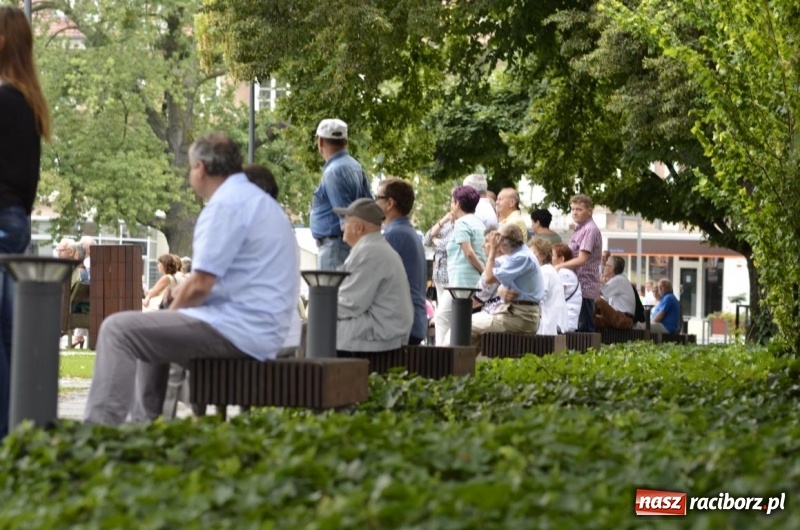 Zdjęcie w galerii na portalu naszraciborz.pl: Recital gitarowy Jana Kudełki na skwerze przy fontannach FOTO i WIDEO wiadomości z regionu