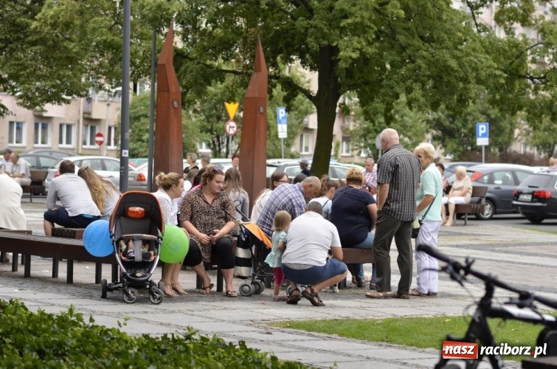 Zdjęcie w galerii na portalu naszraciborz.pl: Recital gitarowy Jana Kudełki na skwerze przy fontannach FOTO i WIDEO wiadomości z regionu