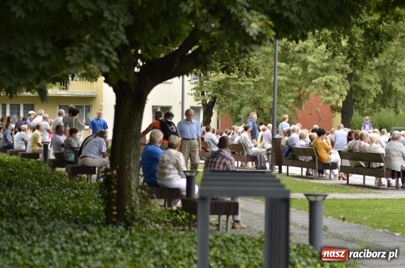 Zdjęcie w galerii na portalu naszraciborz.pl: Recital gitarowy Jana Kudełki na skwerze przy fontannach FOTO i WIDEO wiadomości z regionu