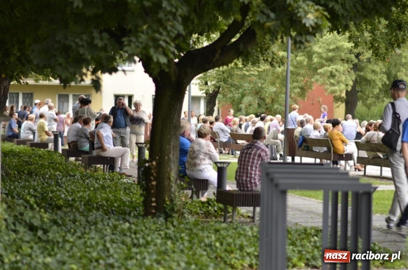 Zdjęcie w galerii na portalu naszraciborz.pl: Recital gitarowy Jana Kudełki na skwerze przy fontannach FOTO i WIDEO wiadomości z regionu