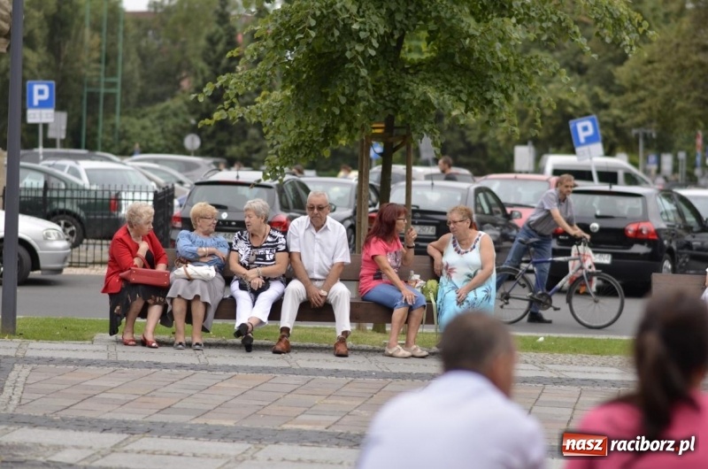Zdjęcie w galerii na portalu naszraciborz.pl: Recital gitarowy Jana Kudełki na skwerze przy fontannach FOTO i WIDEO wiadomości z regionu
