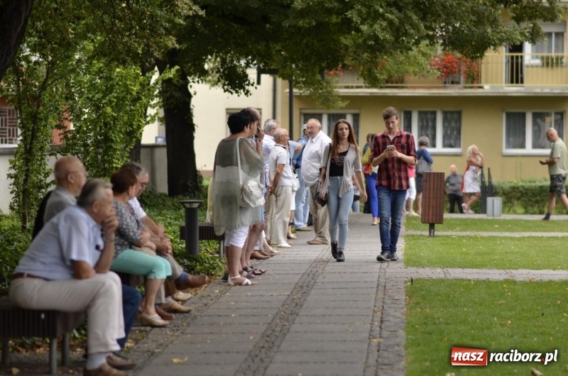 Zdjęcie w galerii na portalu naszraciborz.pl: Recital gitarowy Jana Kudełki na skwerze przy fontannach FOTO i WIDEO wiadomości z regionu